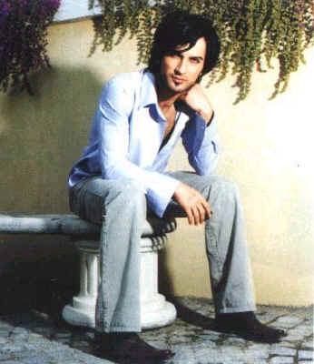 tarkan2001_53.jpg (150399 bytes)